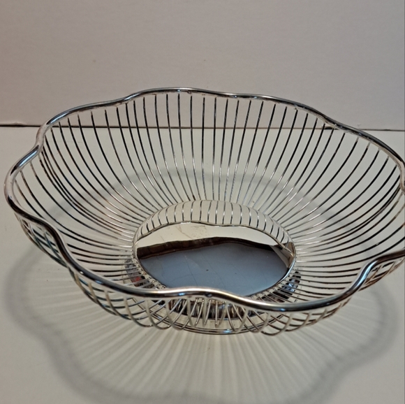 Silverplated wavy edged basket Centurion Collection - Picture 3 of 3